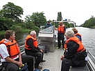 Sascha Ihme aus dem Ortsverband Berlin Reinickendorf steuert das Mehrzweck-Arbeitsboot und demonstriert die Wendigkeit des Wasserfahrzeugs. Quelle: THW/ Anja Villwock