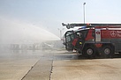 In zwei Minuten kann das Feuerlöschfahrzeug 'Florian 1070' 12.000 Löschwasser über eine Strecke von 70 m spritzen. Foto: THW/Joachim Schwemmer