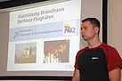 Ausbilder Sebastian Klimek gibt taktische Hinweise zum Vorgehen bei Hausbränden. Foto: THW/Joachim Schwemmer
