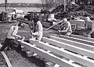 Mit ihrem Holzbearbeitungswerkzeug bereiten die THW'ler den Steg für den Ruder-Club vor. Quelle: THW/ Neukölln