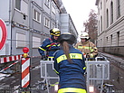 Unterstützung erhalten die THW-Helfer von den Kollegen der Berliner Feuerwehr und ihrem Drehleiterkorb. Foto: THW/Sven Ortlepp