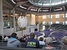 THW-Helferinnen und Helfer aus Neukölln informieren sich während der Bildungsfahrt im Plenarsaal des Deutschen Bundestags über die Geschichte und die Gegenwart des Reichstagsgebäudes. Quelle: THW/Anja Villwock