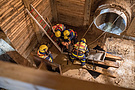 Mehrere verletzte Personen müssen während der Übung aus der vier Meter tiefen Baugrube gerettet werden. Quelle: THW/Anja Villwock