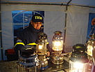 Ein Helfer beim Anzünden der Petroleumlampe: Das THW hinterlässt hier einen sehr guten Eindruck. Foto: THW/Anja Villwock