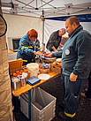 Im Aufenthaltszelt auf dem Richardplatz gibt die Küchen-Crew Essen an etwa 70 Personen aus. Quelle: THW/ Yannic Winkler
