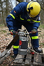 Hier schließt der Helferanwärter den Schlauch an die Tauchpumpe an - ein wichtiges Einsatzmittel beim nächsten Waldbrand.  Quelle: THW/ Ulfried Walkling