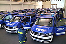 Die Neuköllner freuen sich über einen von 30 neuen VW-Bussen. Quelle: THW/Joachim Schwemmer