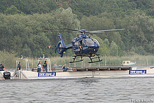 Landung eines Rettungsubschraubers auf der schwimmenden Arbeitsplattform.  Fotos: Stefan Rasch ,THW (Katharina Bosch und Lion Hirth)
