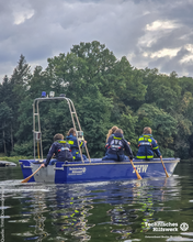 Fortbewegung auf dem Wasser ohne Motor -  anstrengend, aber möglich. Quelle: THW/ Dominic Herold