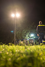 Im Notfall müssen die Einsatzkräfte auch bei Nacht arbeiten und benötigen dafür ausreichend Beleuchtung. Quelle: THW/ Yannic Winkler