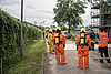 Feuerwehrmänner und -frauen sind auf dem Neuköllner  THW-Übungsgelände mit Schutzanzügen unterwegs. Quelle: THW/ Anja Villwock