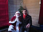Der Neuköllner Bezirksbürgermeister Martin Hikel besucht den THW-Weihnachtsmann. Quelle: THW/Anja Villwock
