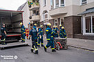 Das Absperrmaterial wird von einem Feuerwehr-LKW entladen. Quelle: THW/Anja Villwock