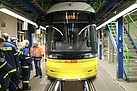 Ein Straßenbahnzug kann bis zu 50 t wiegen und 40 m lang sein. Quelle: THW/ Joachim Schwemmer