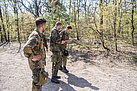 In der Königsheide absolviert die Reservistengruppe einen Orientierungsmarsch mit Kompass, bei dem bestimmte Ziele angelaufen werden müssen. Quelle: THW/ Anja Villwock