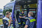 Die Führungskräfte besprechen sich am Zugtruppfahrzeug. Quelle: TW/ Andreas Wünsch