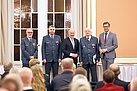 Horst Engelhardt (2.v.r.) nach der Übergabe des Goldenen Feuerwehr- und Katastrophenschutz-Ehrenzeichens im Roten Rathaus. Quelle: THW/ Pablo Grimm