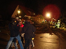 Das RTL-Team filmte das Zerlegen eines entwurzelten Baumes
