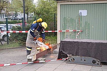 Beseitigen eines Hindernisses mit dem Trennschleifer. Foto: THW / Joachim Schwemmer