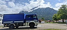 Ein Neuköllner Einsatzfahrzeug vor der Kulisse der Alpen. Quelle: THW Neukölln