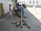 Schüler der Schliemann-Grundschule bauen unter fachkundiger Anleitung einen Dreibock. Fotos: Schliemann-Schule und Wolfgang Daube