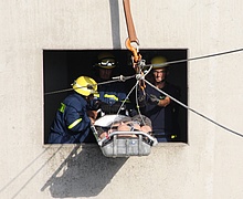 Der Schleifkorb hängt am Drahtseil und kann nun 35 m bis zum nächsten Haus in der Luft schweben. Foto: THW/Joachim Schwemmer