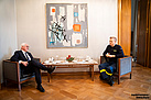 Bundespräsident Frank-Walter Steinmeier nimmt sich auch die Zeit für Kaffee und Stollen mit seinem Gast. Quelle: Bundesregierung/Fotograf Steffen Kugler