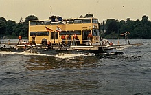 Eine besondere Übungs-Herausforderung: Ein BVG-Bus überquert die Havel auf einer THW-Fähre. Quelle: THW Neukölln