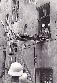Per Leiterhebel können die THW-Helfer einen Verletzten aus dem ersten Stockwerk retten. Quelle: THW/ Neukölln