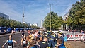 140 THW-Junghelfer betreuen am Straußberger Platz einen Wasserstand für die Marathonläufer. Quelle: THW/Yannic Winkler