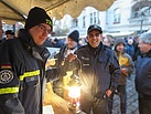 Die Marktstandbetreuer können eine angezündete Petromax-Lampe beim THW ausleihen. Auch die Polizei holt eine Lampe für ihren Präventionsstand ab. Quelle: THW/ Anja Villwock