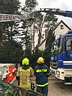 Mit Feuerwehr-Drehleiter und THW-Ladekran wird ein am Haus lehnender Baum abgetragen. Quelle: Florian Knapp