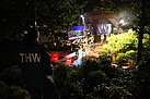 THW-Helfer aus Neukölln und Charlottenburg pumpen in Bohnsdorf Wasser von einem Parkplatz und den Auffangbecken. Quelle: THW/ Florian Klawonn