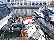 Eine Ölsperre verhinderte, dass sich der Kraftstoff des havarierten Bootes auf der Wasseroberfläche ausbreiten konnte. Quelle: THW/Florian Knapp
