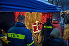Im Zelt der Neuköllner Helfervereinigung können sich die großen und kleinen Besucher mit dem Weihnachtsmann fotografieren lassen. Quelle: THW/ Yannic Winkler