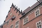 Die Ziegel an einer Kreuzberger Schule wurden vom Sturm losgerissen. THW-Helfer und Feuerwehrmann bringen die losen Teile zu Boden. Quelle: THW/Anja Villwock