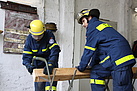 Handwerkliches Basiskönnen bei der Holzbearbeitung gehört zur Ausbildung als THW-Helfer dazu. Quelle: THW/ Joachim Schwemmer