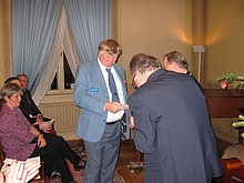 In einer Feierstunde erhält Wolfgang Daube die Neuköllner Ehrennadel vom Bezirksbürgermeister Heinz Buschkowsky