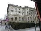 Die Stadtrundfahrt führt entlang an verschiedenen politischen Einrichtungen, hier am Berliner Abgeordnetenhaus. Quelle: THW/Anja Villwock