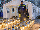 Die Neuköllner THW‘ler bringen Licht ins Dunkle: mit rund 200 Petromaxlampen tauchen sie den Alt-Rixdorfer Weihnachtsmarkt am 2. Advent in ein bezauberndes Licht. Quelle: THW/ Anja Villwock