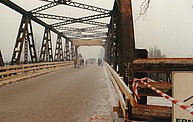 Die Rudower Massantebrücke hat einen neuen Belag bekommen. So können die DDR-Bürger den neuen Grenzübergang in den Westen nutzen. Foto: Christian Villwock