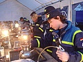 Die Petromax-Lampen werden im Reparaturzelt angezündet und gewartet. Foto: THW / Joachim Schwemmer