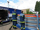Vom Auffangbehälter fließt das Öl-Wasser-Gemisch in den Separations-Container (SEPCON). Foto: THW/ Anja Villwock