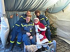 Echt ist auf jeden Fall der Bart vom Reinickendorfer Weihnachtsmann. Im Zelt der Helfervereinigung lädt er zu einem Foto ein. Quelle: THW/ Anja Villwock