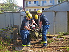 Erste Hilfe und Verletztentransport sind Basis-Kenntnisse aus der Ausbildung beim THW. Quelle: THW/ Anja Villwock