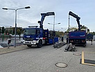Die Bediener der zwei LKW mit Ladekran haben eine Menge Material zu bewegen.  Quelle: THW/ Neukölln