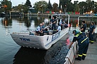 Die Fachgruppe Wassergefahren lädt die Gäste ein zu einer Bootsfahrt zum Tempelhofer Hafen. Quelle: THW/ Joachim Schwemmer