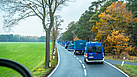 Ein beeindruckender Anblick: 30 blaue Einsatzfahrzeuge des THW fahren als Kolonne von Luckenwalde nach Treuenbrietzen. Quelle: THW/ Yannic Winkler