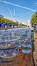 Am 3. Verpflegungsstand der Strecke freuen sich die Sportler über eine Erfrischung der Berliner Wasserbetriebe. Quelle: THW/Yannic Winkler