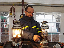 Licht am laufenden Band: die helle Petromax-Lampe mit dem angenehmen Licht wird einen der Weihnachtsmarktstände in Alt-Rixdorf beleuchten. Quelle: THW/Anja Villwock